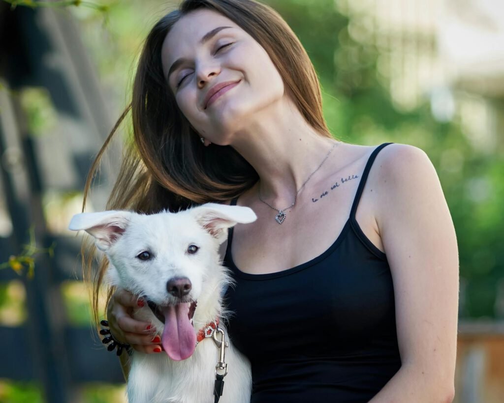 Mujer abrazando a su perro al aire libre